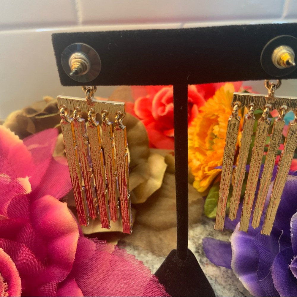 NWOT Light amethyst color dangling crystal, 🔥18k gold over silver 🔥earrings. - Picture 5 of 6